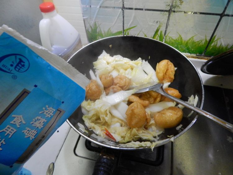 白菜炒油豆泡步骤9