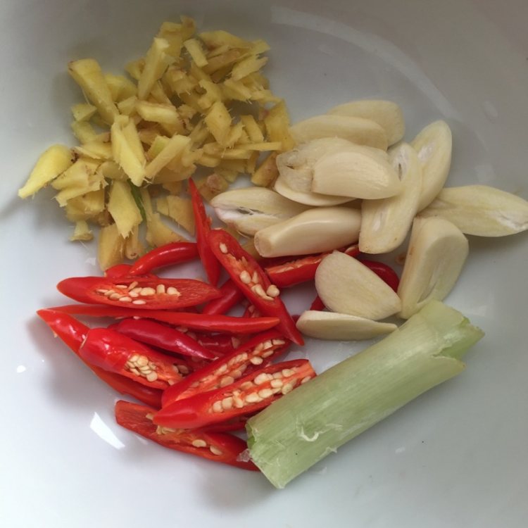 碱水粑炒白菜肉丝步骤3