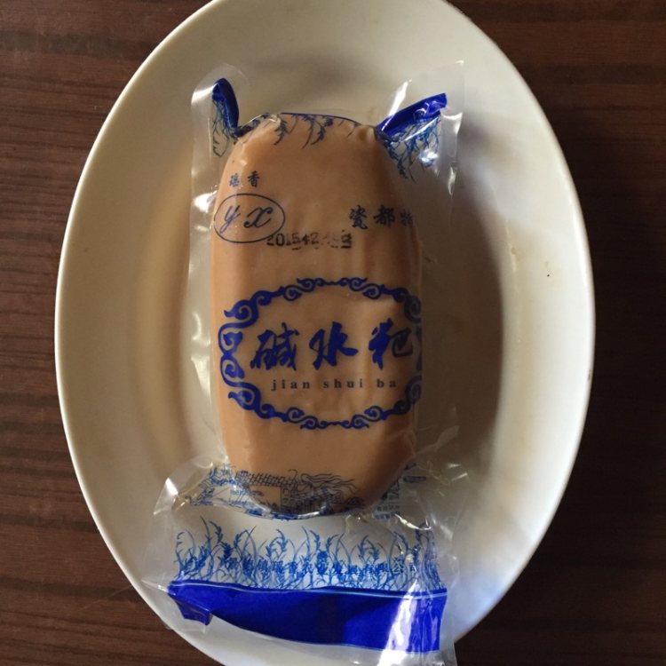 碱水粑炒白菜肉丝步骤1