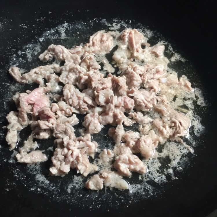 碱水粑炒白菜肉丝步骤6