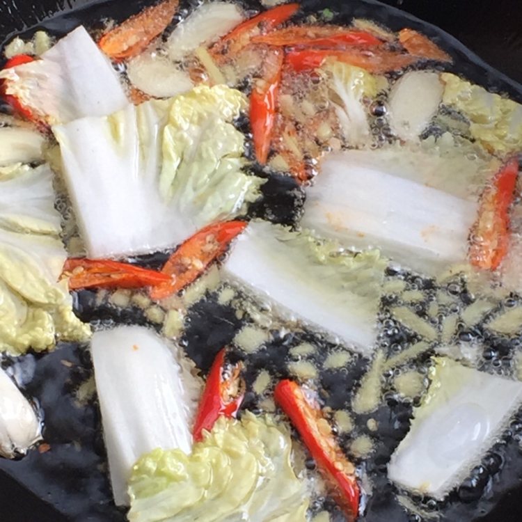 碱水粑炒白菜肉丝步骤7