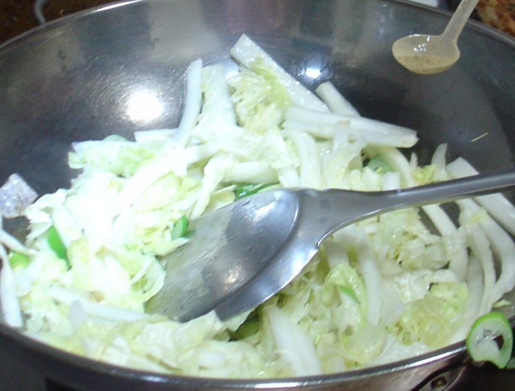 三文鱼烧白菜粉条步骤8