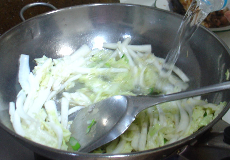 三文鱼烧白菜粉条步骤9