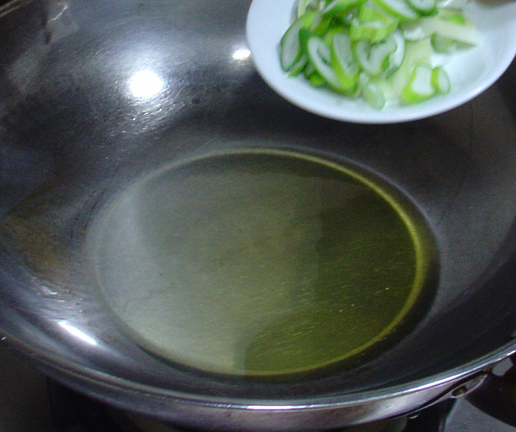 三文鱼烧白菜粉条步骤6