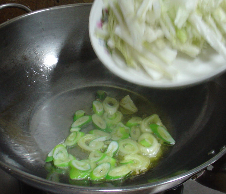 三文鱼烧白菜粉条步骤7
