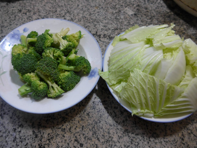 西兰花炒白菜步骤1