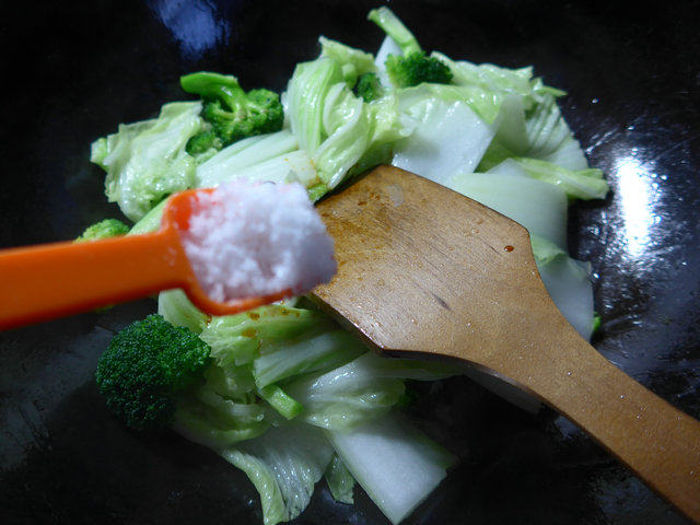 西兰花炒白菜步骤7