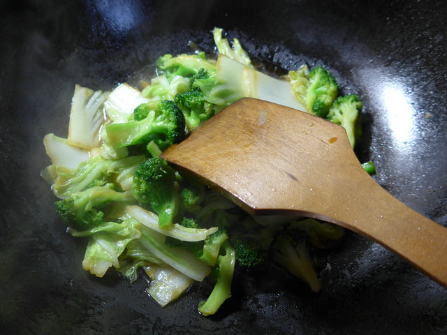 西兰花炒白菜步骤8