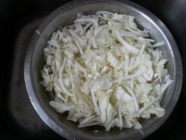 白菜炖冷冻豆腐步骤2