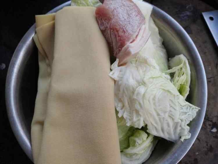 白菜炖干豆腐丝步骤1