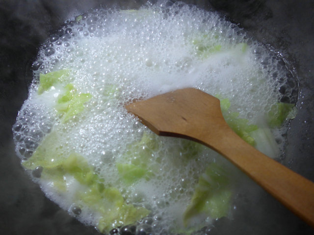 白菜油条煮汤圆步骤5