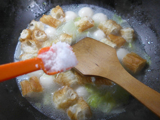 白菜油条煮汤圆步骤8