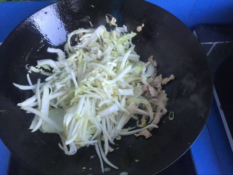 洋葱白菜肉丝炒面步骤4