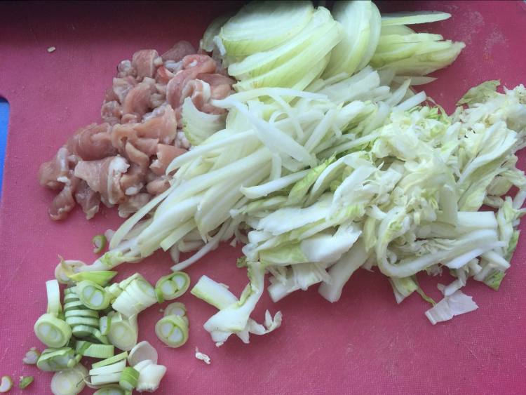 洋葱白菜肉丝炒面步骤2