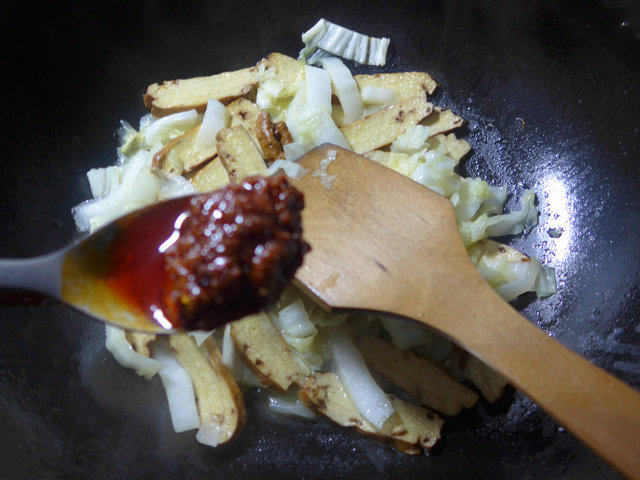 牛肉酱香干炒白菜步骤7
