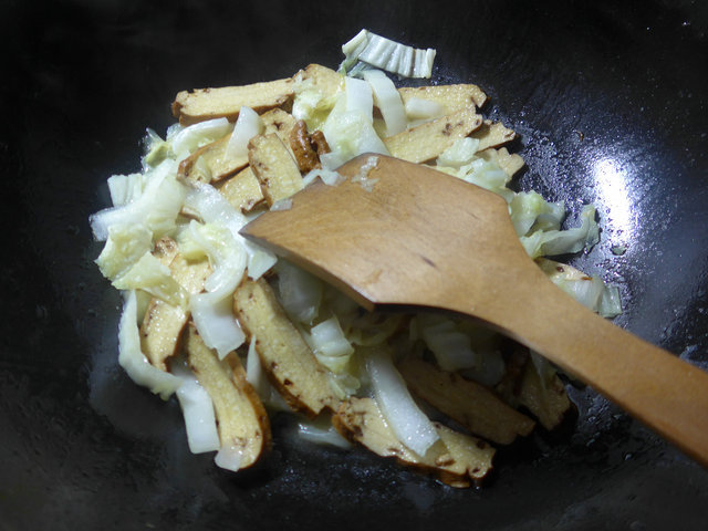 牛肉酱香干炒白菜步骤6