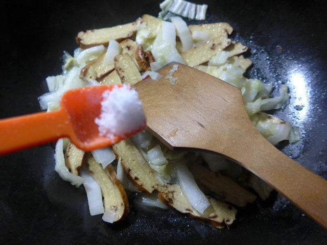牛肉酱香干炒白菜步骤8