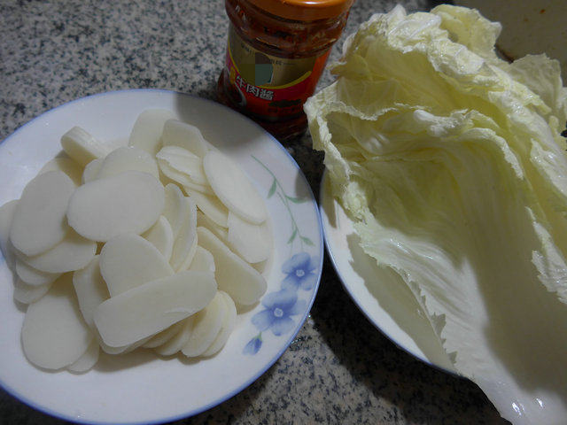 牛肉酱白菜炒年糕步骤1