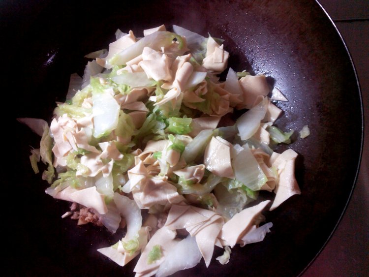 白菜炒干豆腐步骤6