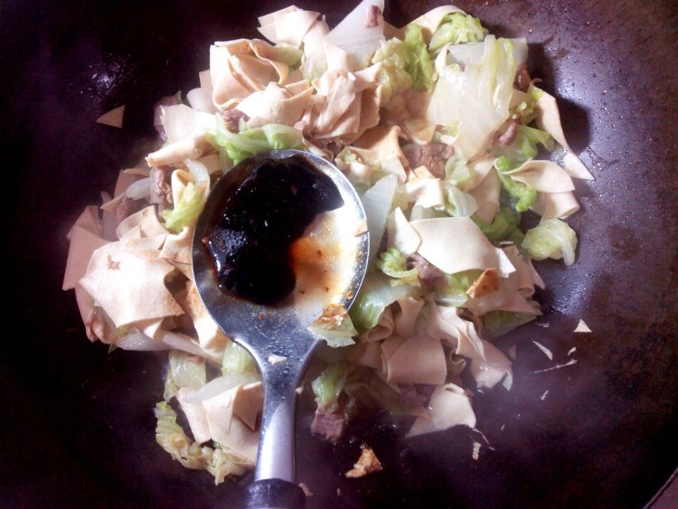 白菜炒干豆腐步骤7