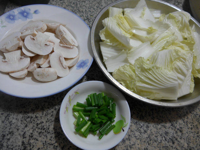 蘑菇炒白菜步骤1