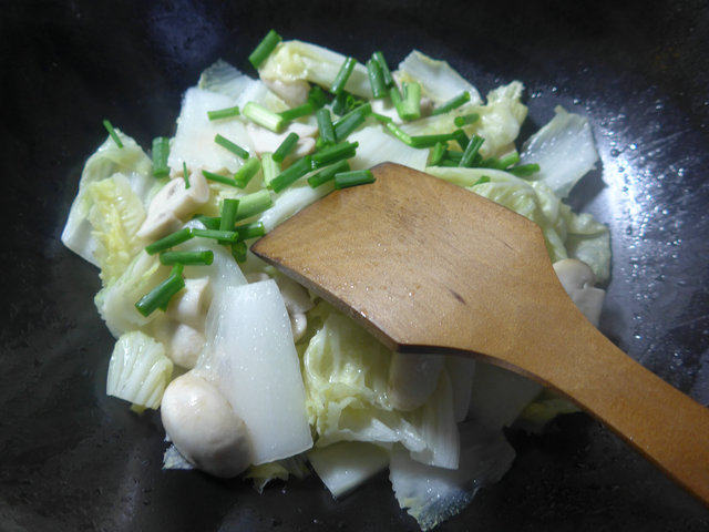 蘑菇炒白菜步骤6