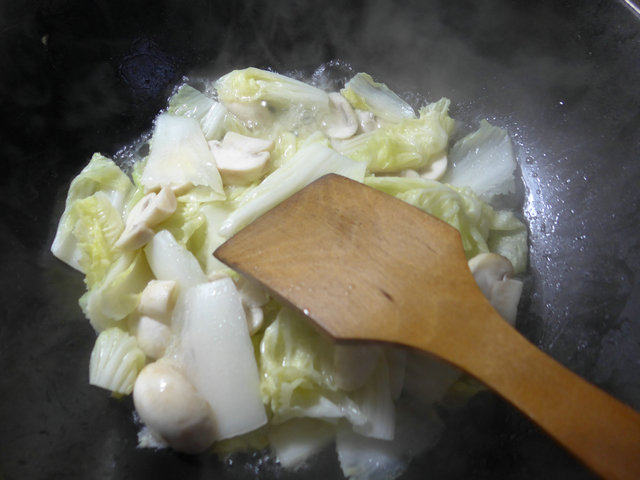 蘑菇炒白菜步骤5