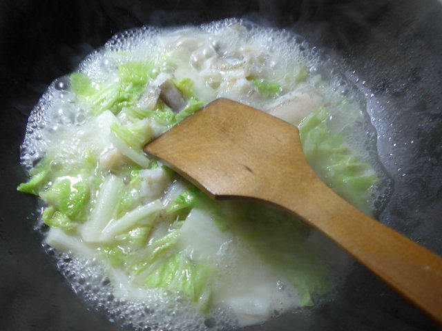 白菜煮虾潺步骤5
