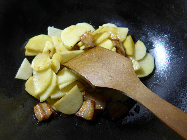 猪肉白菜煮土豆步骤4