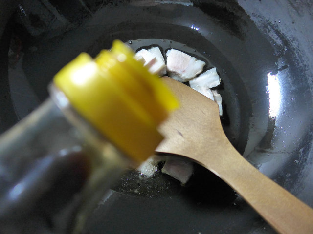 猪肉白菜煮土豆步骤2