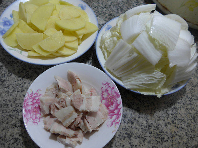 猪肉白菜煮土豆步骤1