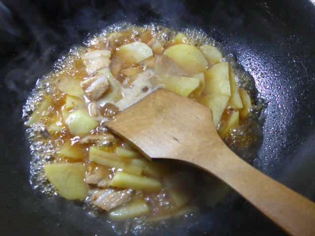 猪肉白菜煮土豆步骤5