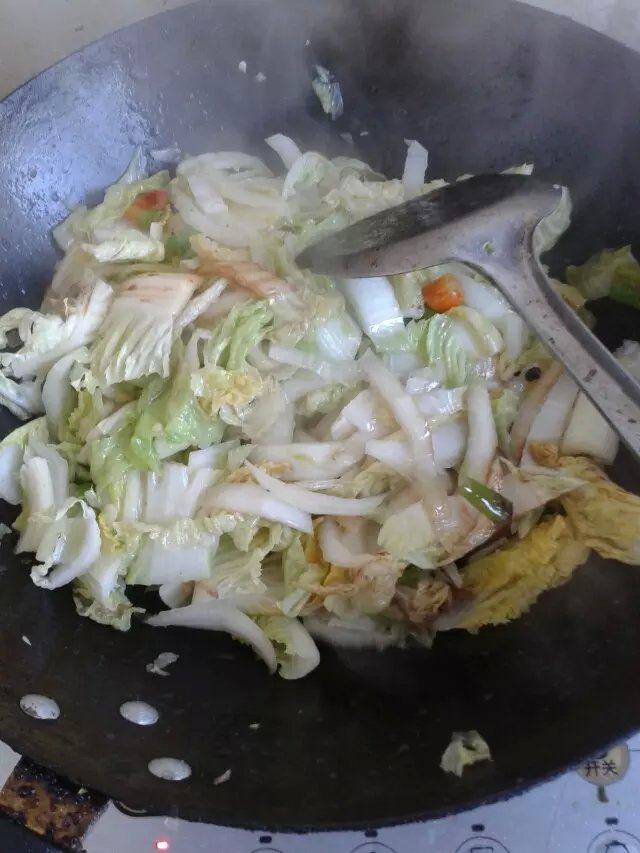 家常粉丝烧白菜步骤6