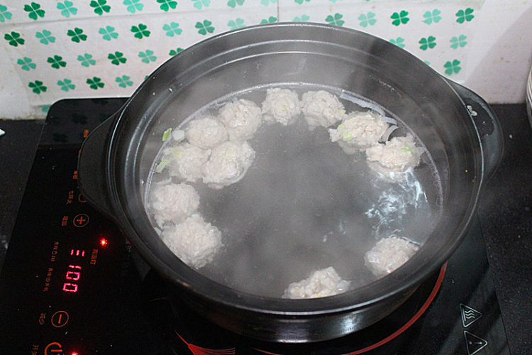 虫草白菜木耳肉丸粉丝步骤3
