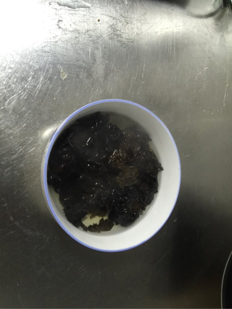 白菜木耳炒肉步骤1