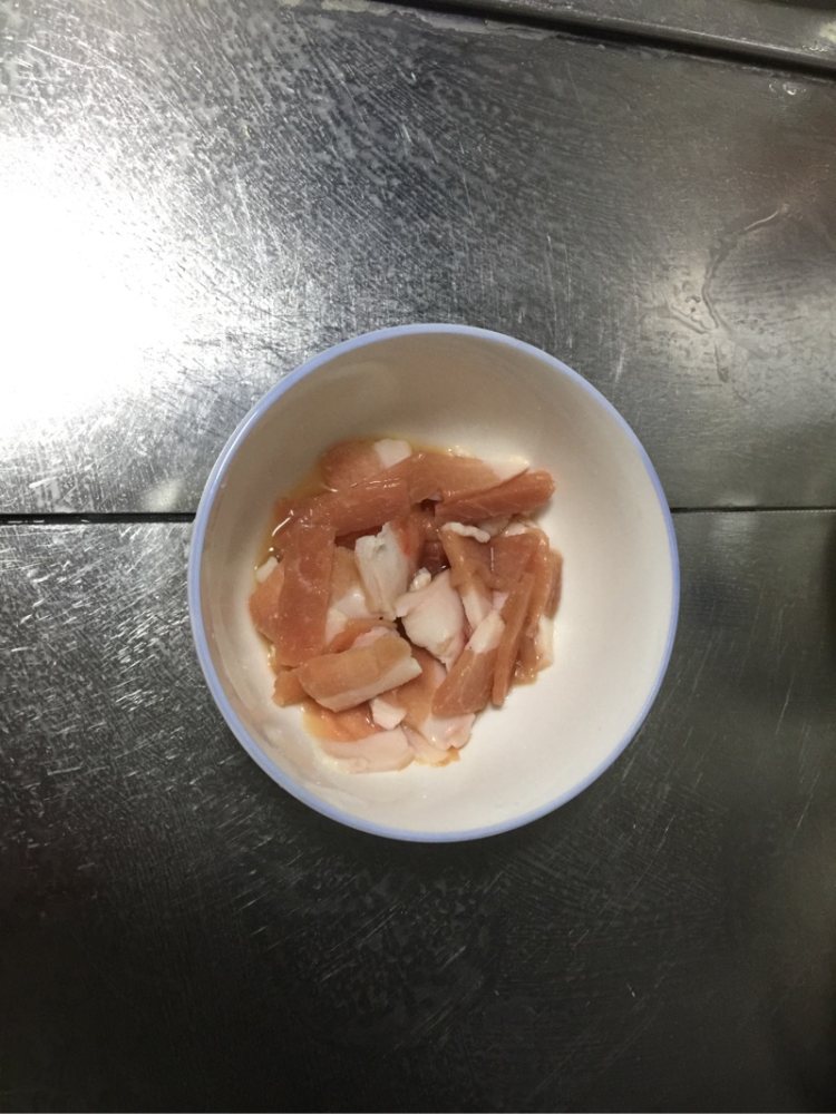 白菜木耳炒肉步骤2