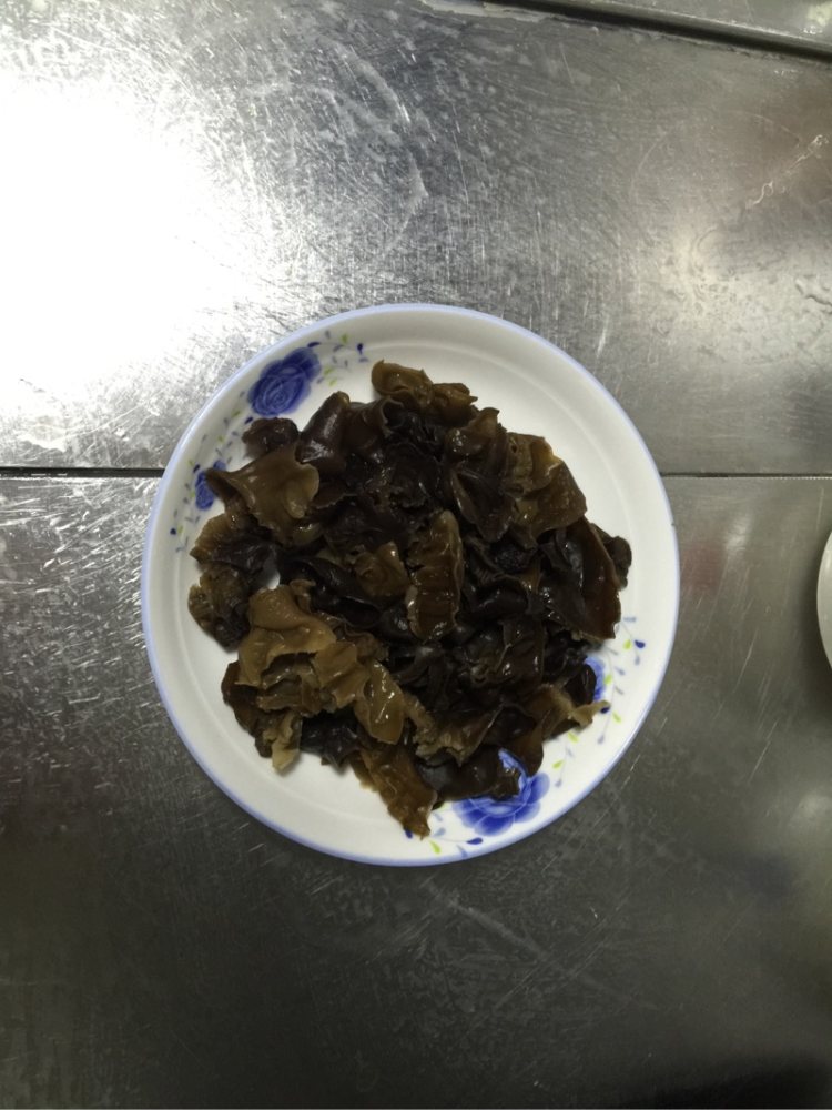 白菜木耳炒肉步骤4