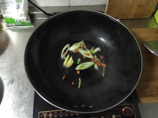 白菜木耳炒肉步骤6