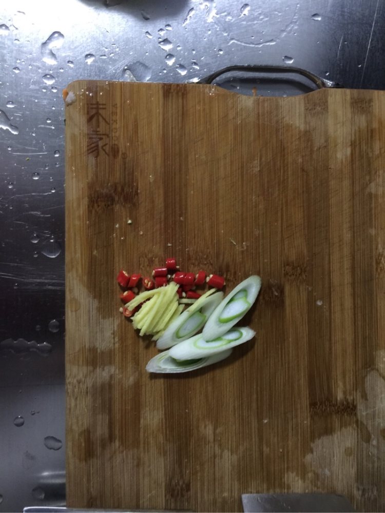 白菜木耳炒肉步骤5