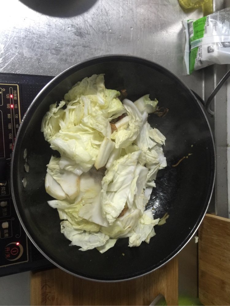 白菜木耳炒肉步骤9