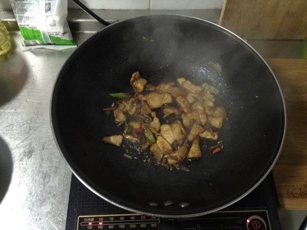 白菜木耳炒肉步骤8