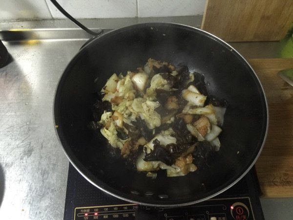 白菜木耳炒肉步骤11