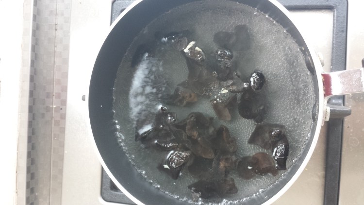 木耳腐竹步骤2