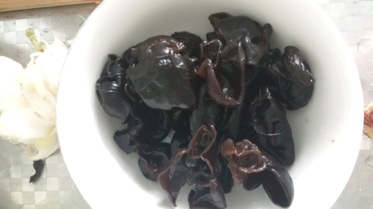 木耳腐竹步骤3