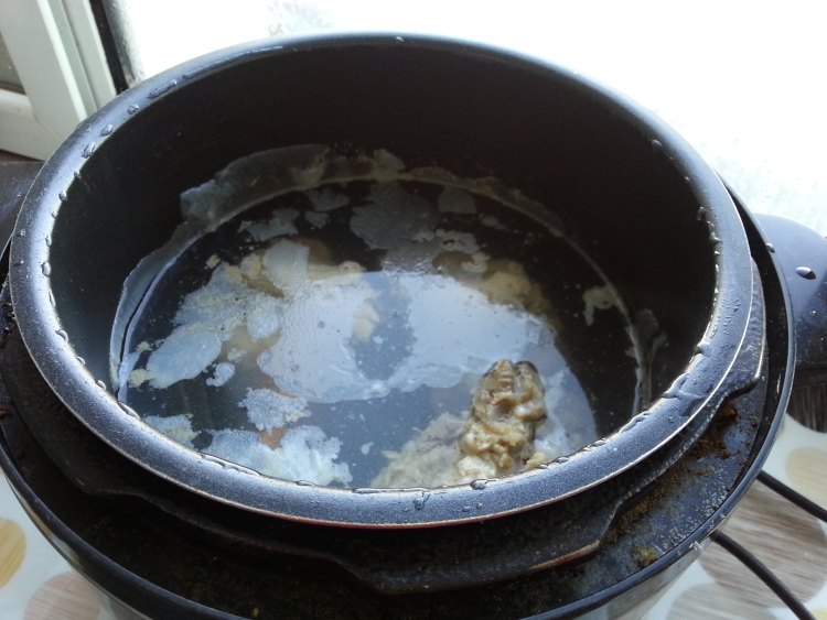 大骨白菜炖豆腐步骤1