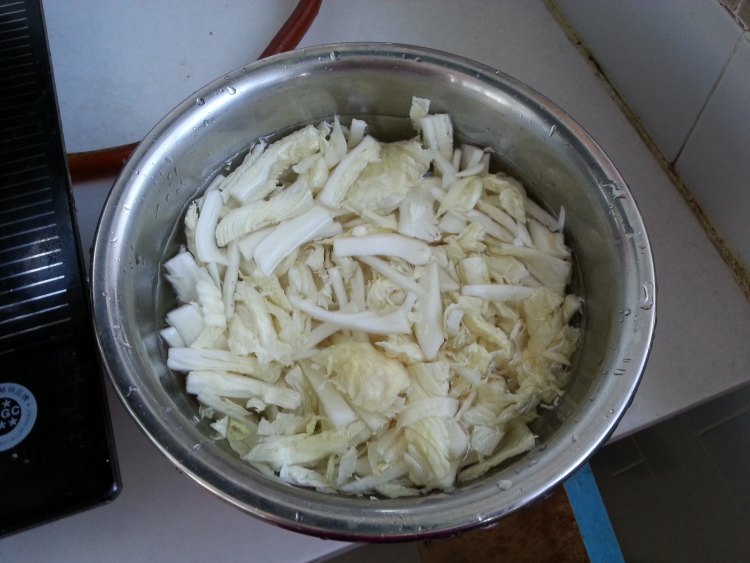 大骨白菜炖豆腐步骤2
