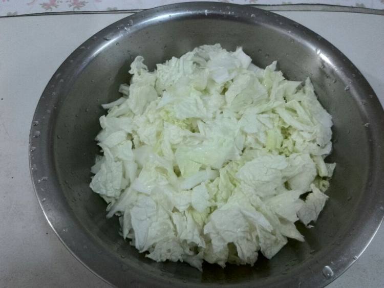 酱鸡腿炒白菜片步骤1