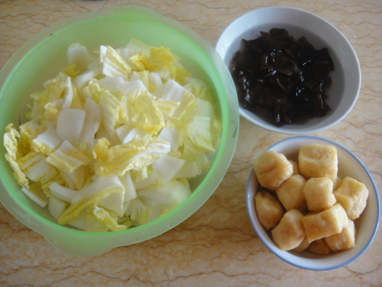 泡椒白菜黑木耳步骤1