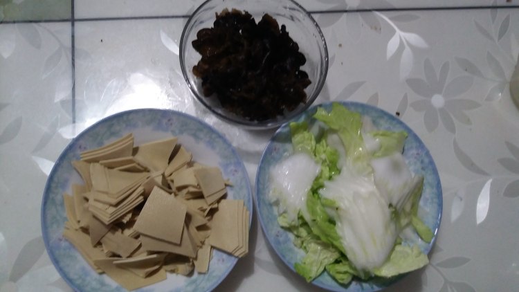 白菜木耳豆腐皮步骤1
