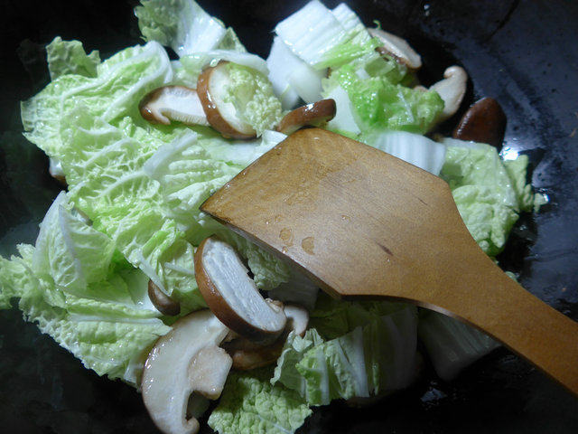 香菇白菜炒海虾步骤2